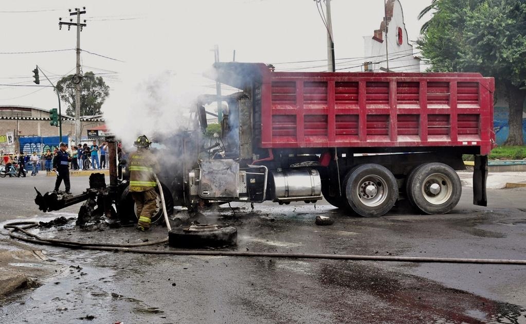 Fueron incendiados un camión de volteo y tres microbuses (Fotografía de Xinhua)