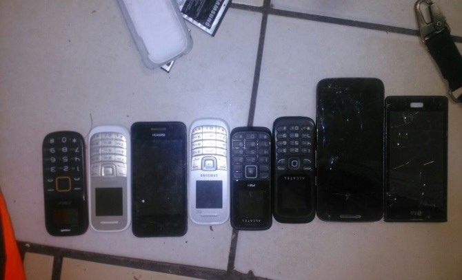 CONFISCAN. Los 8 celulares decomisados a los dos detenidos.