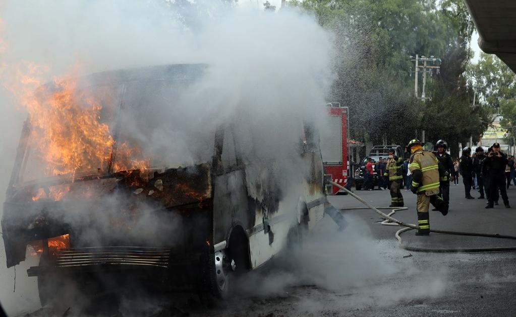 Las escenas de vehículos incendiados evocan a los bloqueos de entidades como Tamaulipas y Michoacán (Fotografía de Juan Carlos Reyes EL UNIVERSAL)