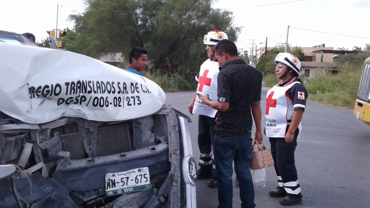 ARRIBAN. Personal de la Cruz Roja Mexicana Delegación Miguel Alemán, llegaron hasta el lugar del accidente para tratar de auxiliar a los heridos, pero dos de ellos ya habían sido trasladadas en auto particular hasta un nosocomio de la localidad.