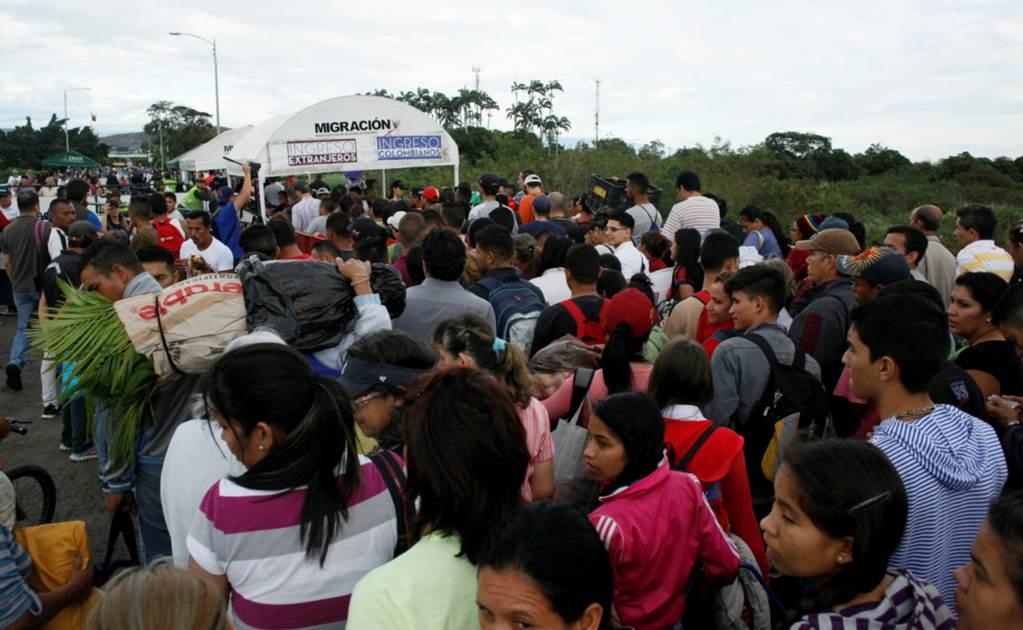Miles de venezolanos migraban a través de la frontera terrestre hacia Colombia, en medio de la precaria situación económica del país petrolero y la agudización de la crisis política por las violentas protestas contra una Asamblea Constituyente impulsada p