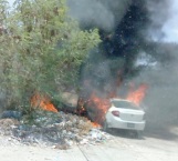 Intencional incendio de vehículo abandonado
