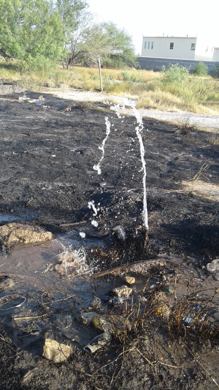 FUGAS. Un par de fugas de agua se originaron al quemarse varios tubos con medidores en varias tomas de agua, durante el incendio forestal registrado la tarde del miércoles.(foto: Heriberto Rodríguez)