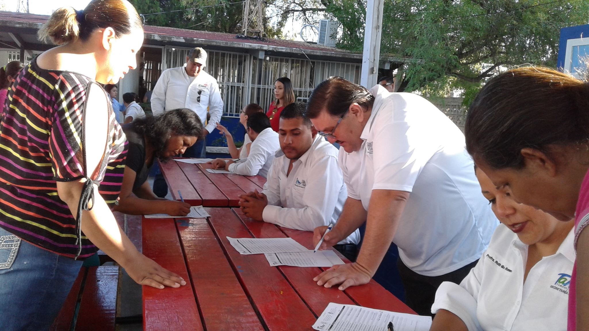 FIRMAN. Los padres de familia de las escuelas primarias de la localidad tuvieron que firmar un formato enviado por la Secretaría de Educación en Tamaulipas, por medio del cual se hacen responsables de los libros de texto.