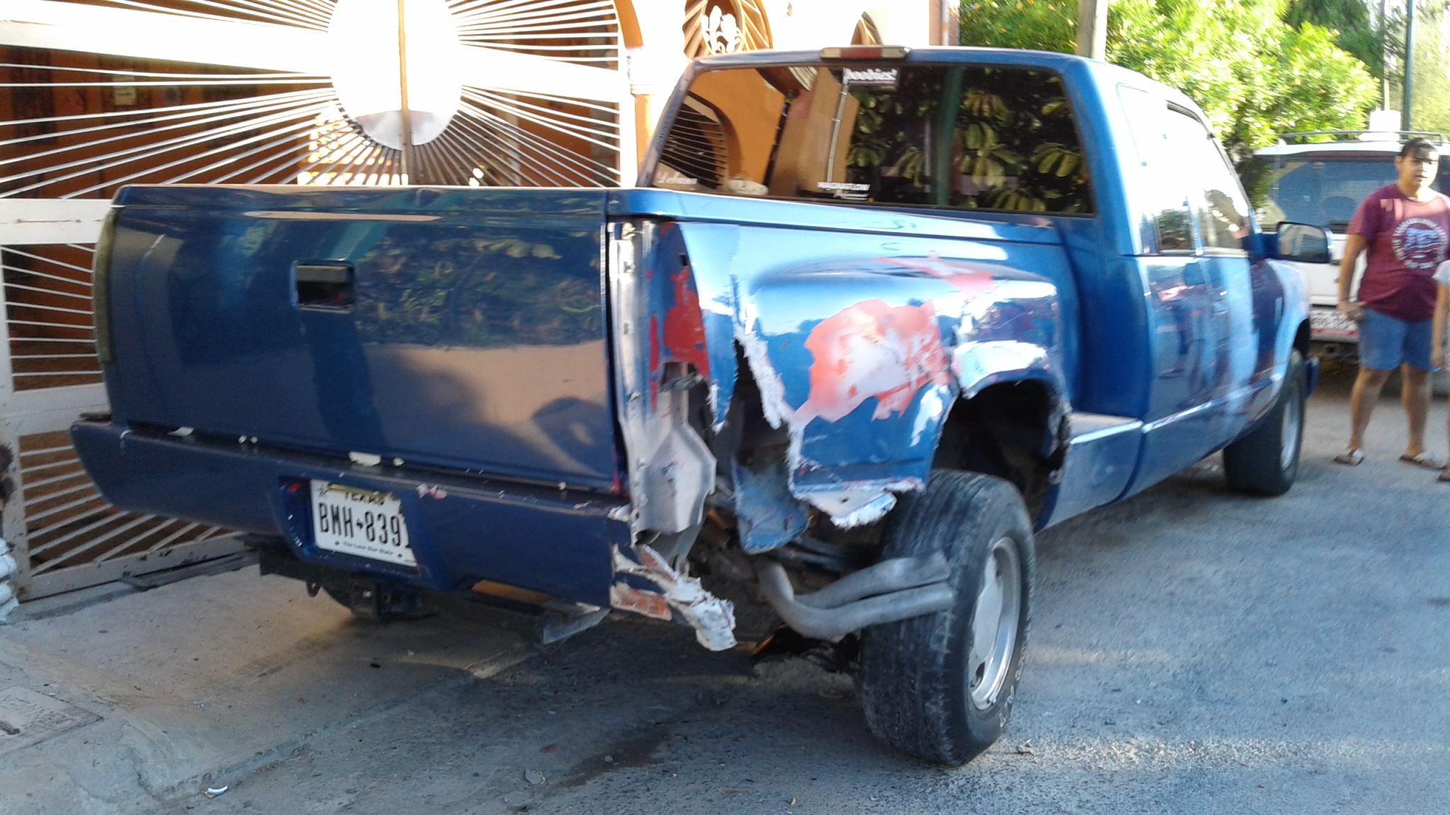 ARRASTRA. Esta camioneta pick-up, marca Chevrolet, cabina y media, color azul, fue arrastrada por lo menos 20 metros, tras haber sido impactada por un automóvil Mazda que terminó volcado en la colonia Sarabia.(foto: Heriberto Rodríguez)