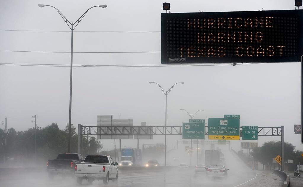 El poderoso huracán “Harvey” tocó tierra esta noche en Texas con vientos superiores a 215 kilómetros por hora, informó el Centro Nacional de Huracanes de Estados Unidos. Foto AP
