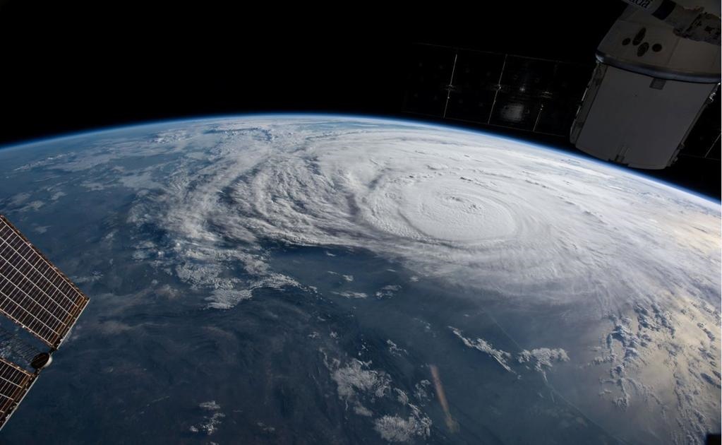 El fenómeno, calificado como monstruoso por las televisoras estadounidenses, ingresó a territorio texano minutos antes de las 21:00 horas locales (02:00 GMT del sábado) como un huracán de categoría 4. Foto Reuters