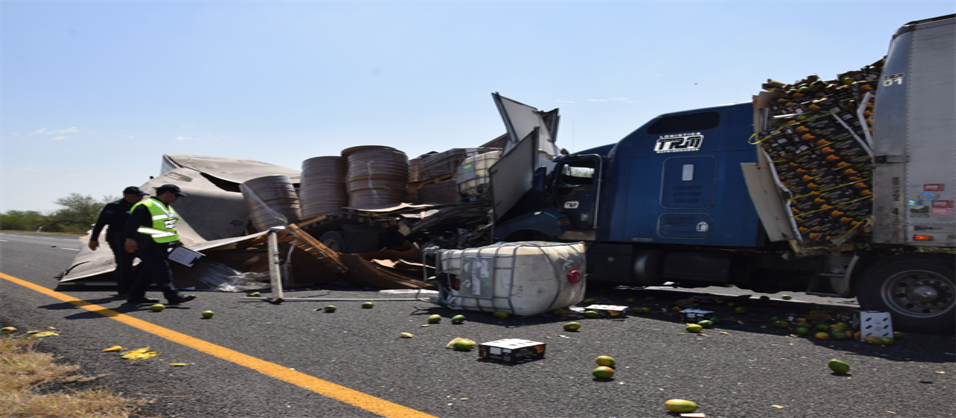 CAOS. Al estar cerrado el tramo carretero por el accidente, las autoridades dirigieron el trafico vehicular por el camellón.