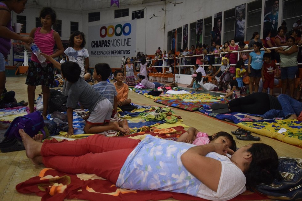 ALBERGUE. Residentes del municipio de Tapachula, en el estado de Chiapas, México, permanecen en albergues tras el fuerte sismo. (Foto: EFE)