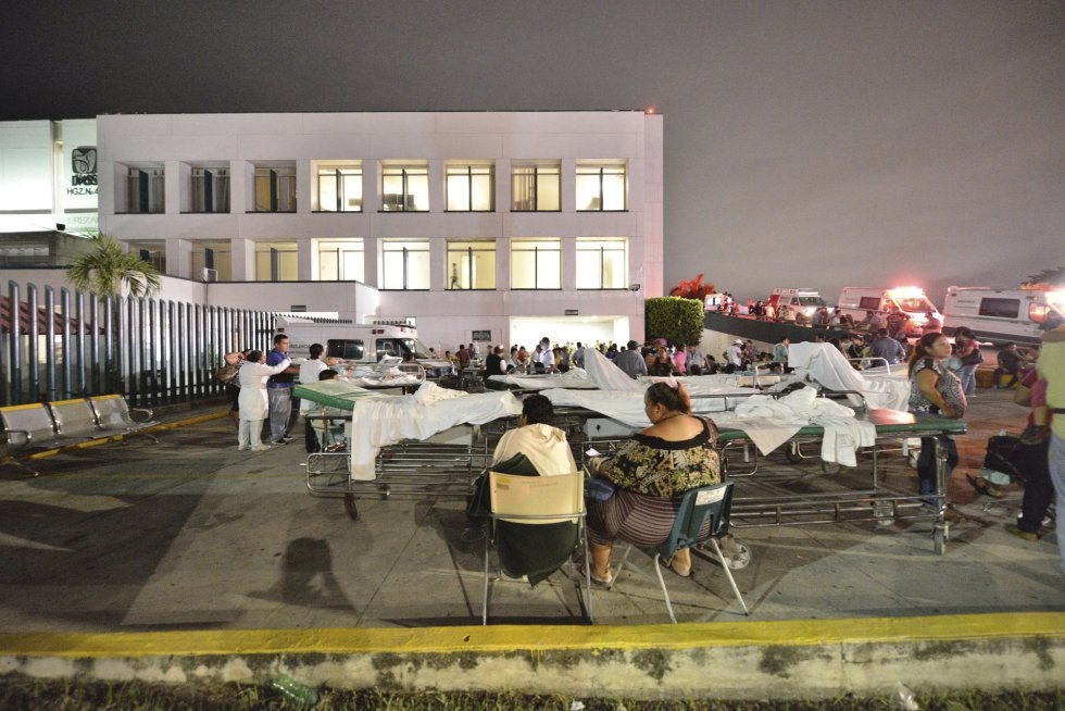 IMSS. Pacientes y médicos de un hospital en Villahermosa permanecen junto al centro ante posibles réplicas. (Foto: EFE)