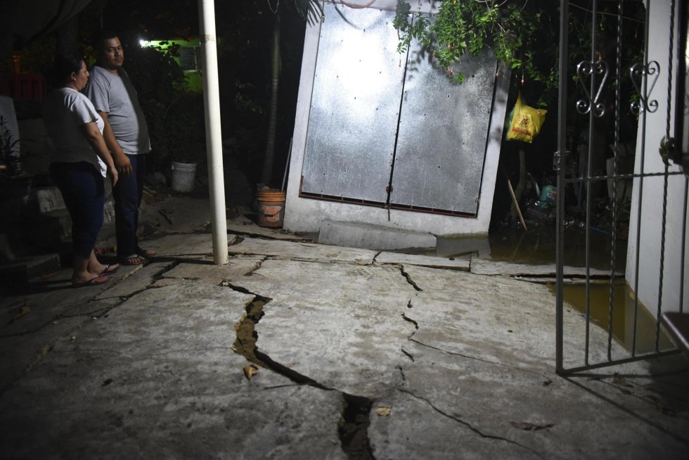 RÉPLICAS. Un residente del municipio de Coatzacoalcos, en el estado de Veracruz (México), observa el suelo de su hogar destrozado. (Foto: EFE)