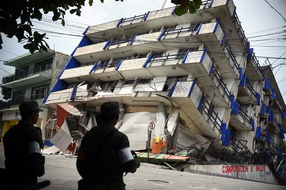 SISMO. Un hotel parcialmente colapsado en Matías Romero, Oaxaca. (Foto: AP)