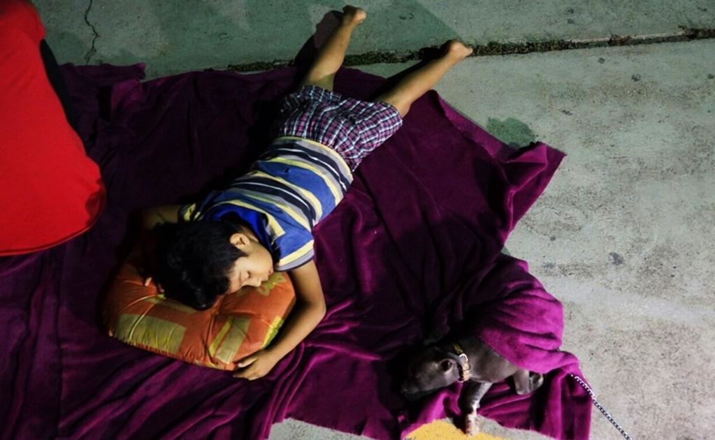 Asaf y su cachorra, una de las imágenes que se viralizaron en redes sociales cuando dormían en la calle por miedo a una réplica. Foto: Edwin Hernández/ EL UNIVERSAL