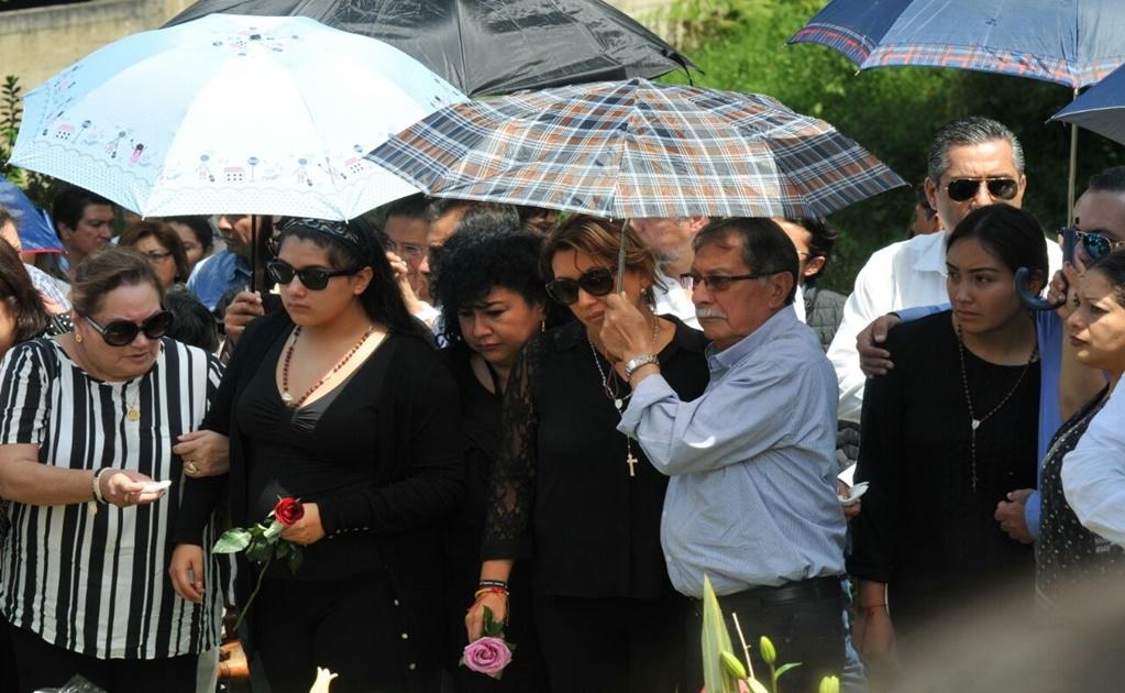 Con mucha tristeza y la verdadera escena del adiós al ver bajar el ataúd de Mara Fernanda, decenas de personas acudieron al sepelio de la joven que asesinaron en Puebla.