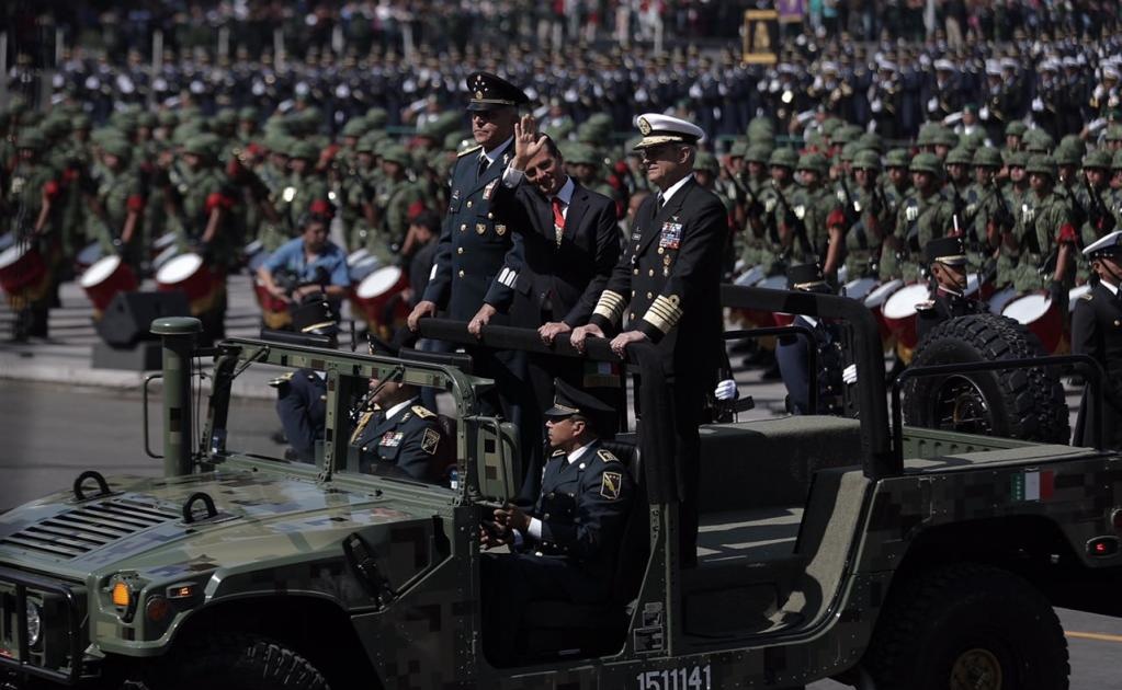 El presidente Enrique Peña Nieto encabezó la ceremonia de inicio del Desfile Militar por el 207 aniversario de la Independencia de México. FOTO: Alejandro Acosta/EL UNIVERSAL