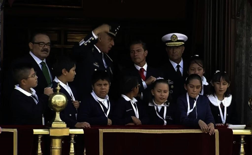 Junto con Peña Nieto están el general Salvador Cienfuegos, el almirante Francisco Vidal Soberón, el diputado Jorge Carlos Ramírez Marín. Foto: @PresidenciaMX