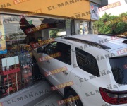Termina camioneta dentro de tienda, en Matamoros