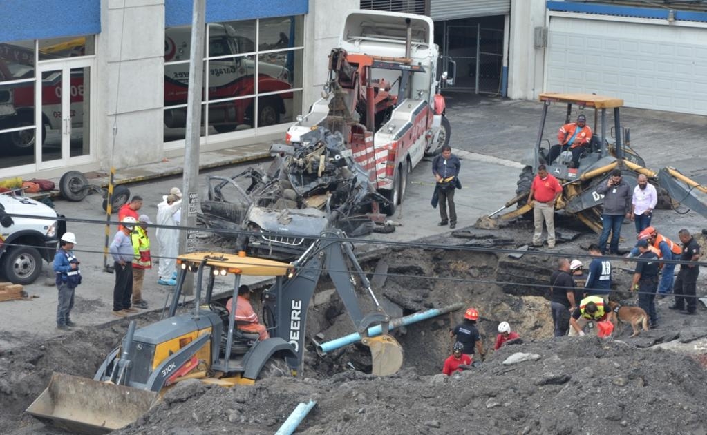 Una mujer murió luego que la camioneta en la que viajaba con otros familiares cayó en un socavón que se abrió en Monterrey.