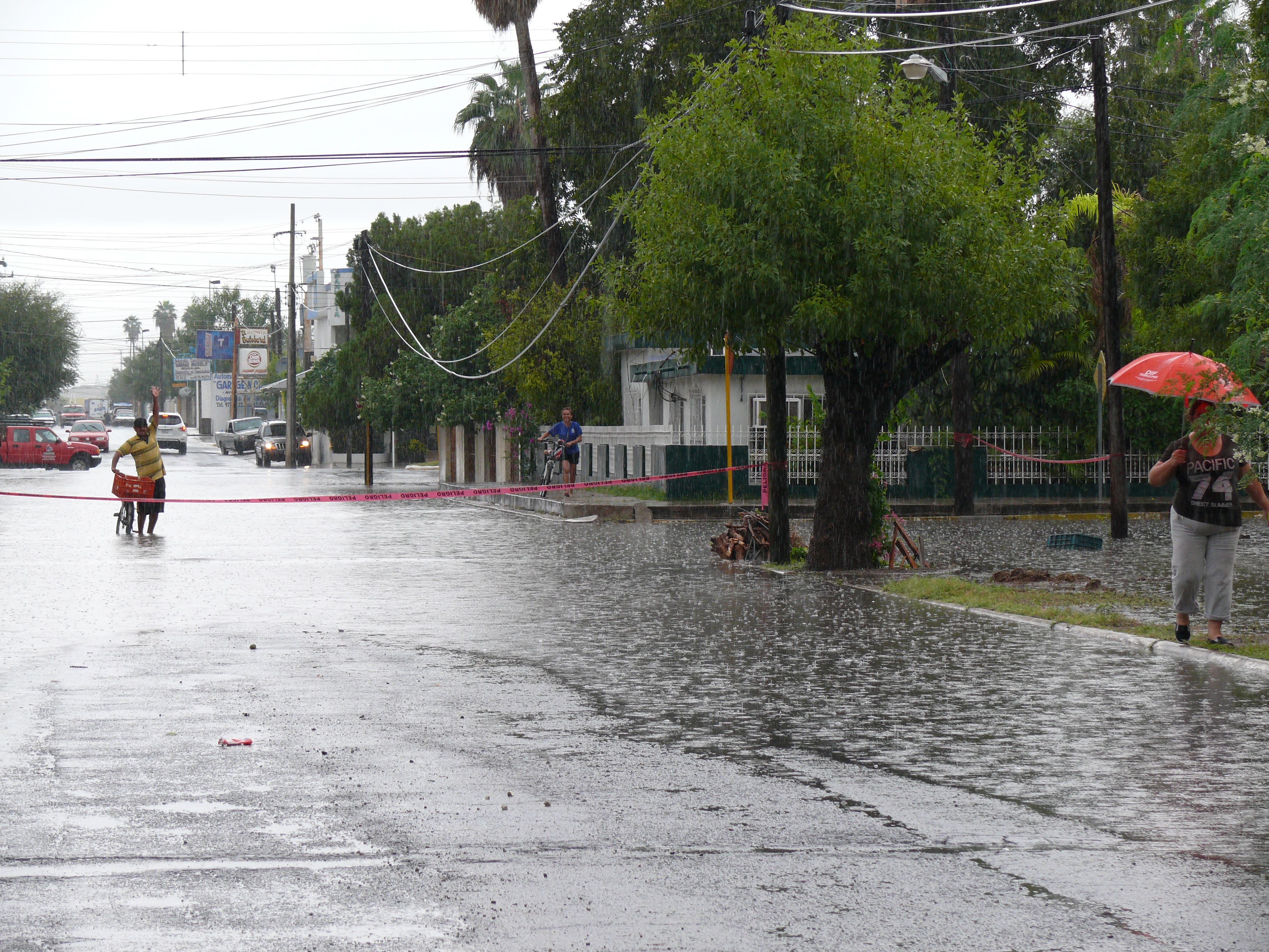 AGUACERO. Calles y avenidas de diferentes sectores de la ciudad sufrieron serias inundaciones, por lo que tuvieron que ser cerradas a la circulación.