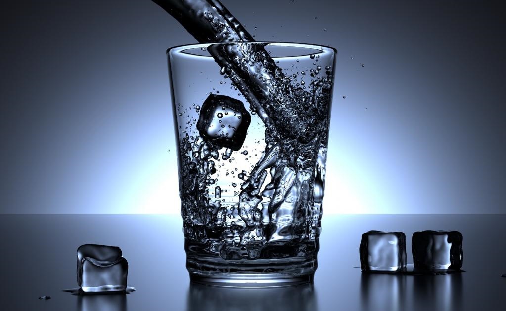 El agua simboliza vida y no debe faltar en la ofrenda. (Foto: Pixabay)
