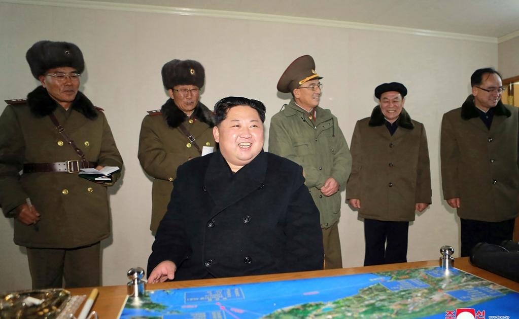 Las imágenes publicadas hoy muestran la preparación para el lanzamiento y diversas imágenes del proyectil durante su ascenso, así como a un sonriente Kim que observa los preparativos y el vuelo del misil tanto a la intemperie como desde un puesto de contr