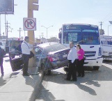 Aparatoso accidente entre carro y microbús