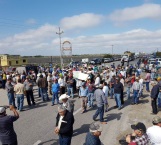 Bloquean campesinos carretera federal