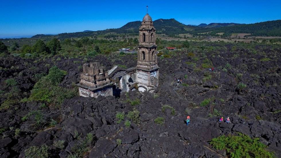 La duración de la actividad de este volcán fue de 9 años y la lava recorrió unos 10 km sepultando viviendas y parte de la iglesia. MARIO VÁZQUEZ  AFP
