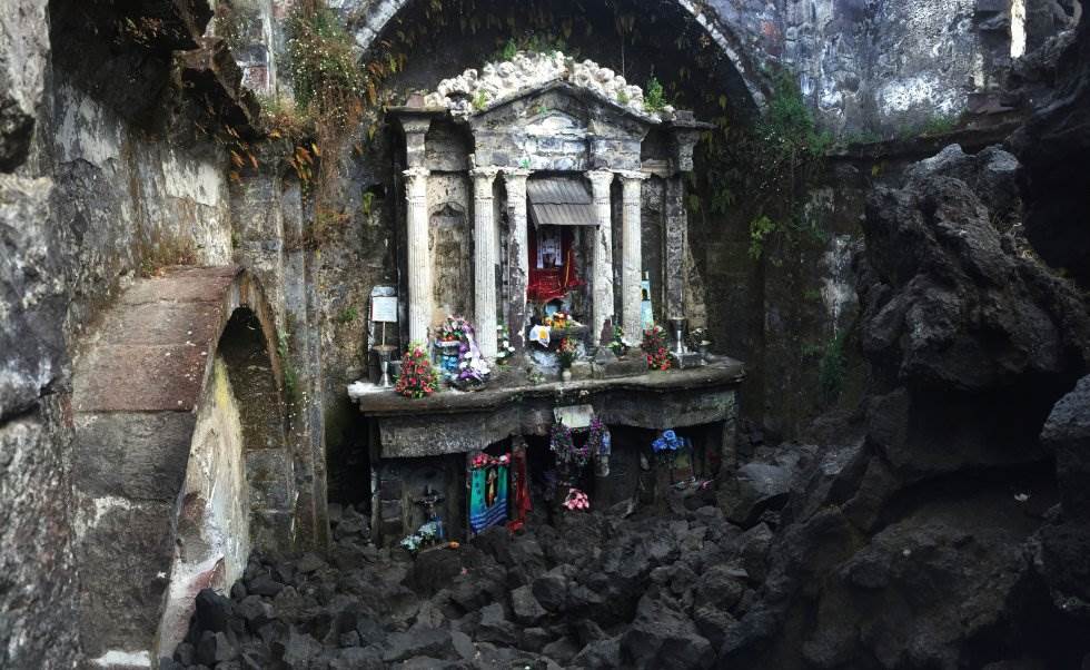 Altar principal en el interior de la iglesia del Señor de los Milagros, el único recuerdo del pueblo San Juan Parangaricutiro. HECTOR GUERRERO AFP