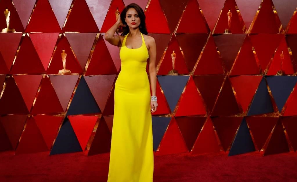Eiza González presentó junto a AnseEl vestido amarillo que usó en la ceremonia llamó la atención y en México generó críticas y decenas de memes.
