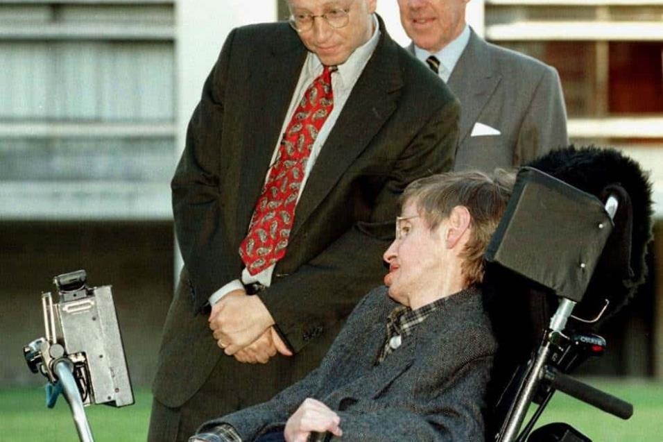 El presidente de Microsoft, Bill Gates junto a Stephen Hawking en una visita a la universidad de Cambridge, el 7 de octubre de 1997.