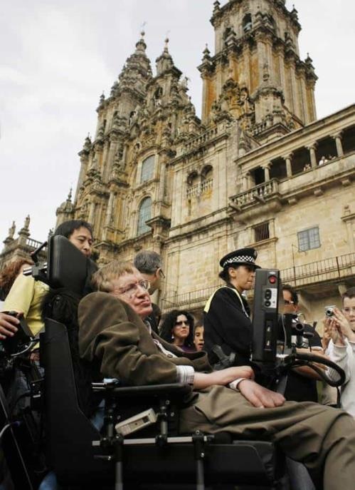 Stephen Hawking en su visita a Santiago de Compostela para recibir el Premio Fonseca de divulgación científica en 2008.