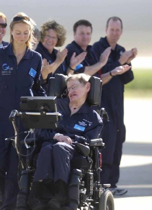 El astrofísico, Stephen Hawking, tras completar un vuelo en gravedad cero en el Centro Espacial Kennedy en Cabo Cañaveral, Florida, el 26 de abril de 2007.