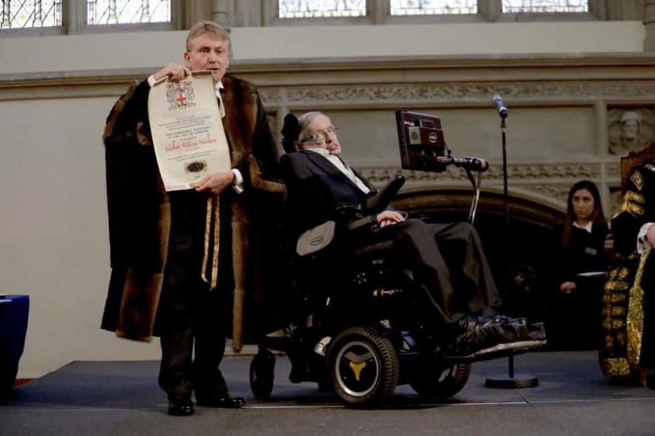 Stephen Hawking recibe la Libertad Honoraria de la Ciudad de Londres del Chamberlain de la City de Londres, Peter Kane, el 6 de marzo de 2017.