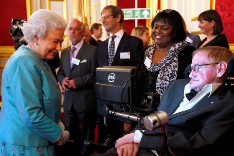 La reina de Inglaterra saluda a Stephen Hawking durante una recepción en el Palacio de St James en Londres, el 29 de mayo de 2014.