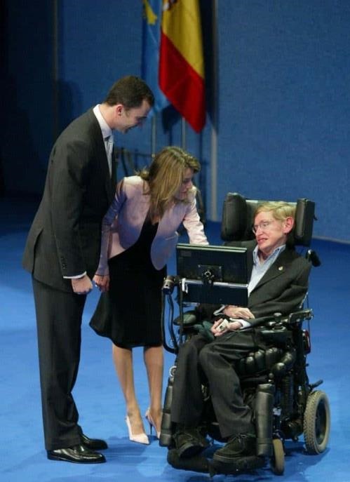 El astrofísico británico Stephen Hawking charla con los entonces Príncipes de Asturias, don Felipe y doña Letizia, durante la inauguración en Oviedo de los actos conmemorativos del XXV aniversario de los Premios Príncipe de Asturias.
