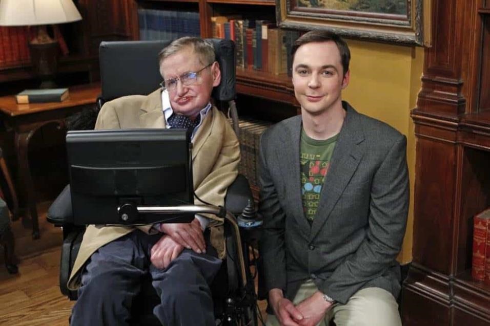 El actor Jim Parsons que interpreta a Sheldon Cooper en la serie The Big Bang Theory junto a Stephen Hawking durante el rodaje de la serie en 2012.