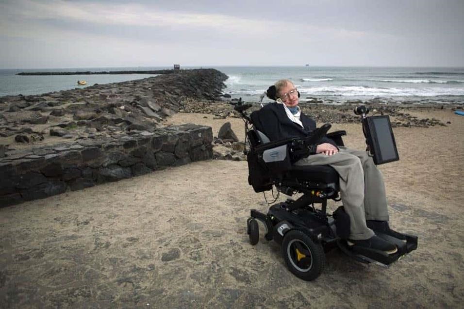 El científico británico Stephen Hawking, fotografiado en la playa del Camisón de Arona (Tenerife), en 2015.