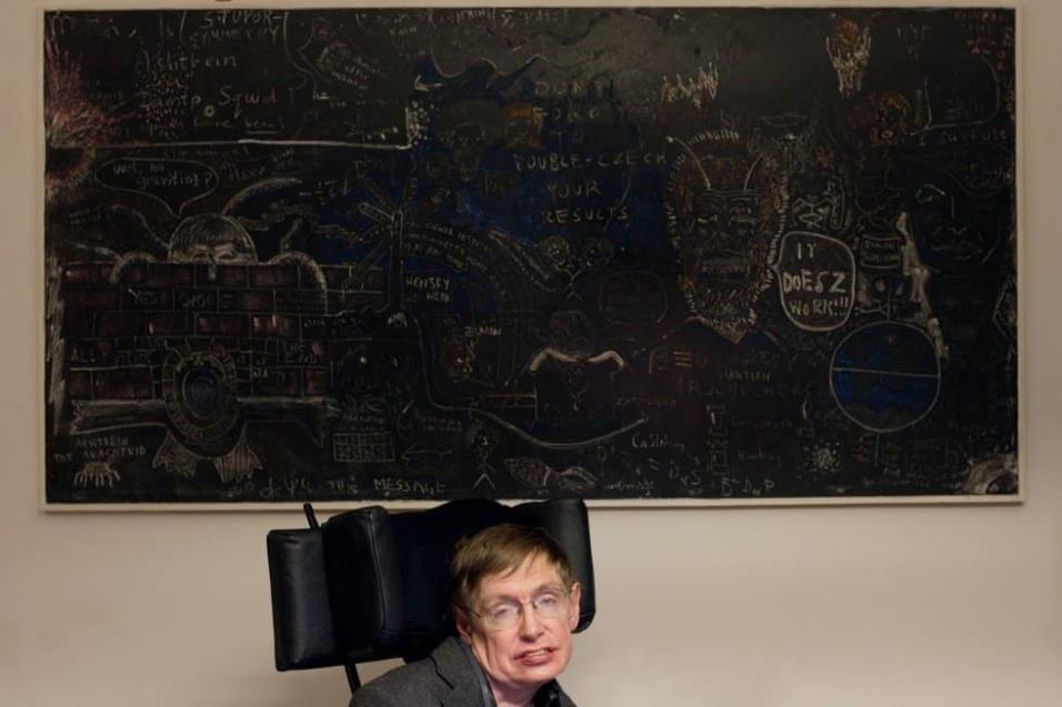 El físico Stephen Hawking, en su despacho del Centro de Matemática Aplicada de la Universidad de Cambridge (Reino Unido), el 16 de marzo de 2005.