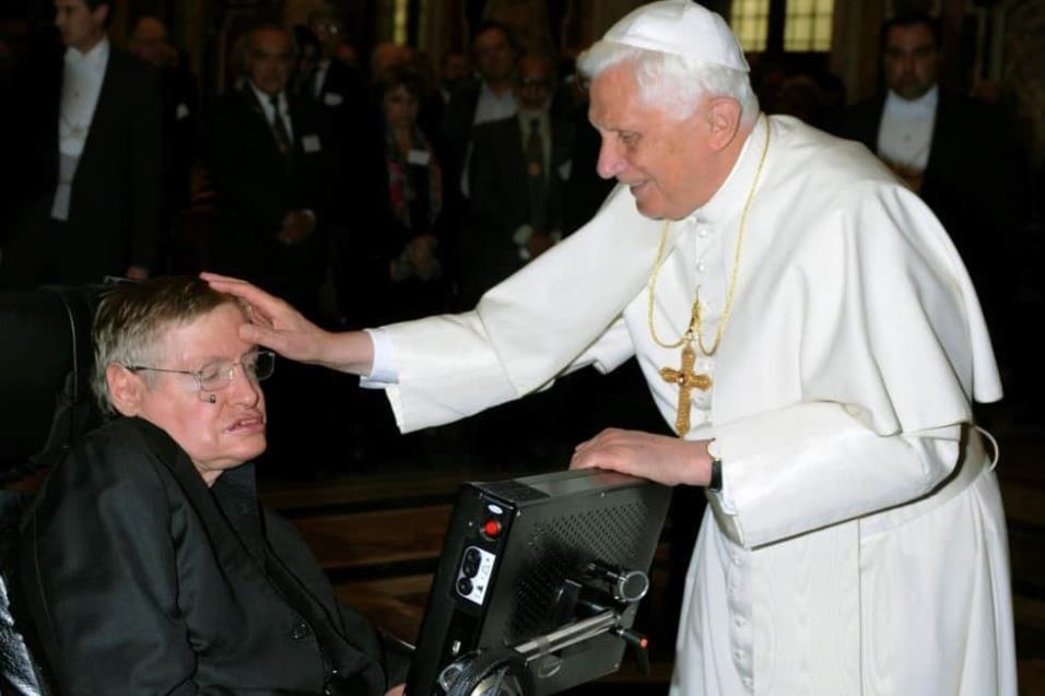 El papa Benedict XVI bendice a Stephen Hawking durante un encuentro de académicos en el Vaticano, el 31 de octubre de 2008.
