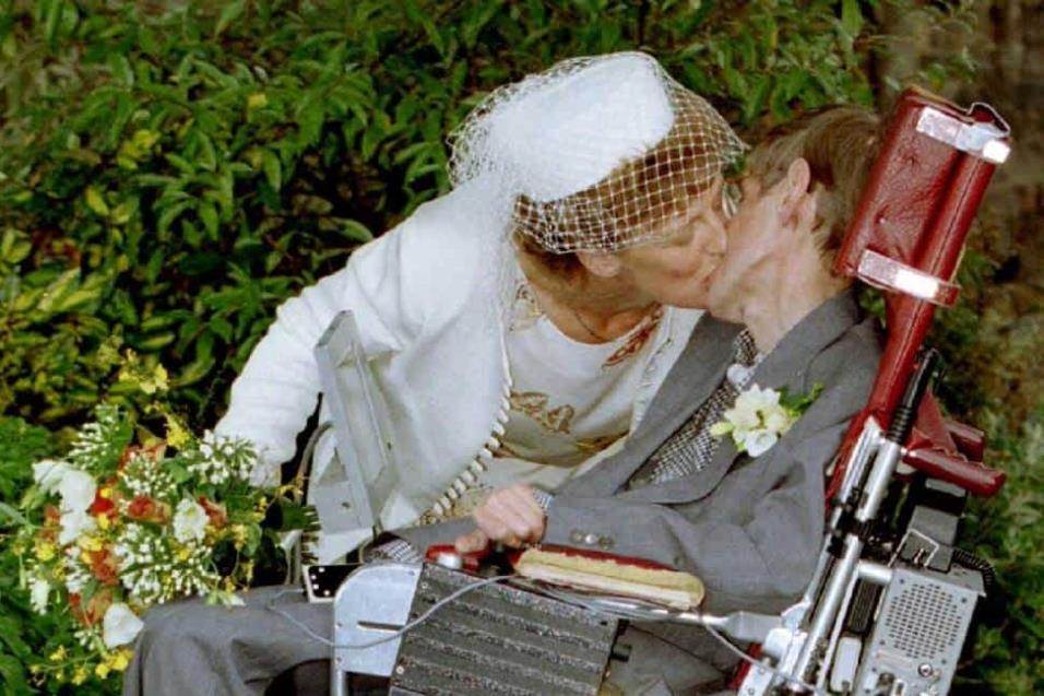 Stephen Hawking besa a su nueva mujer, Elaine Mason, tras su boda el 15 de septiembre de 1995.