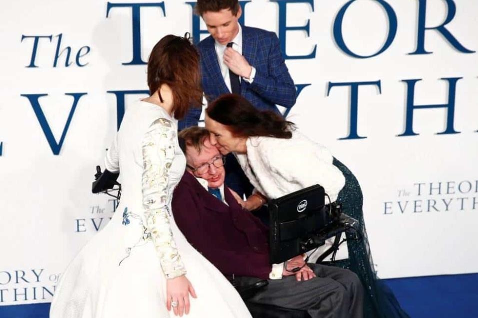 Jane Wilde Hawking besa a su exmarido, Stephen Hawking, durante la premiere de la película La teoría del todo junto a los actores Eddie Redmayne y Felicity Jones en Londres, el 9 de diciembre de 2014.