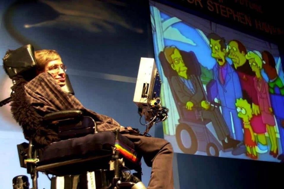 El físico británico Stephen Hawking mira en la pantalla los dibujos animados de los Simpsons en los que él aparece como personajes, durante su conferencia Ciencia en el futuro, en Bombay, el 14 de junio de 2001.