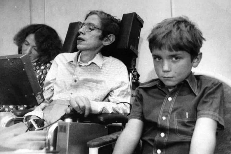 Stephen Hawking, con su hijo, en Barcelona, el 24 de octubre de 1988.