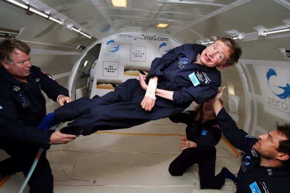 El científico Stephen Hawking, experimenta la ingravidez para fomentar el interés por el espacio. En la imagen es ayudado por otros compañeros durante su vuelo experimental el 26 de abril de 2007.