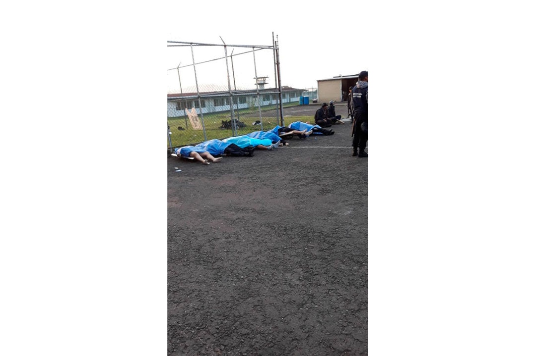 Los cuerpos de los policías asesinados en La Toma, en Amatlán, Veracruz. Foto: Especial
