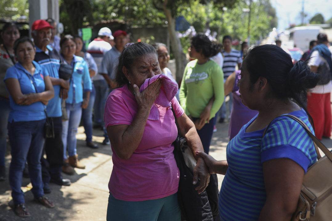 Familiares de reos esperan información tras el motín en La Toma, en Amatlán, Veracruz. Foto: AP