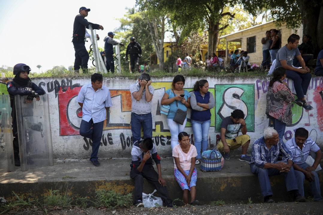 Familiares de reos esperan información tras el motín en La Toma, en Amatlán, Veracruz. Foto: AP