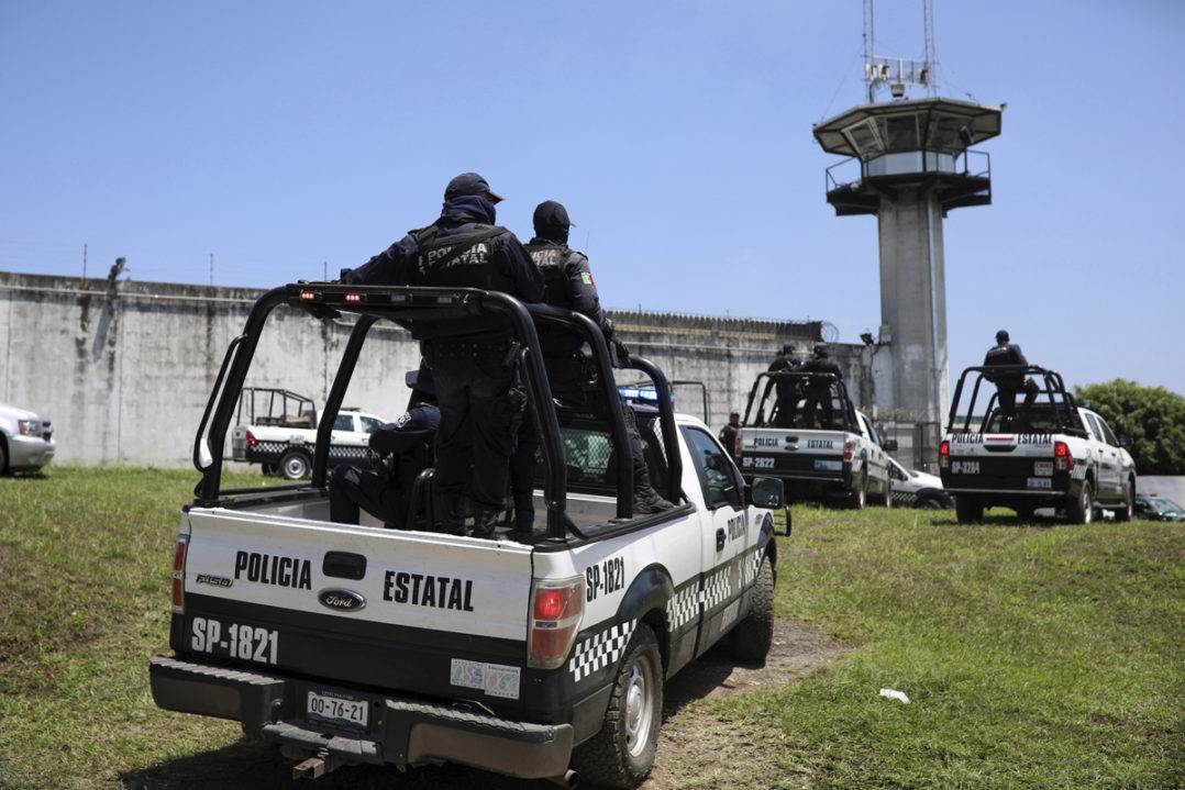 Policías toman el control en La Toma, en Amatlán, Veracruz. Foto: AP