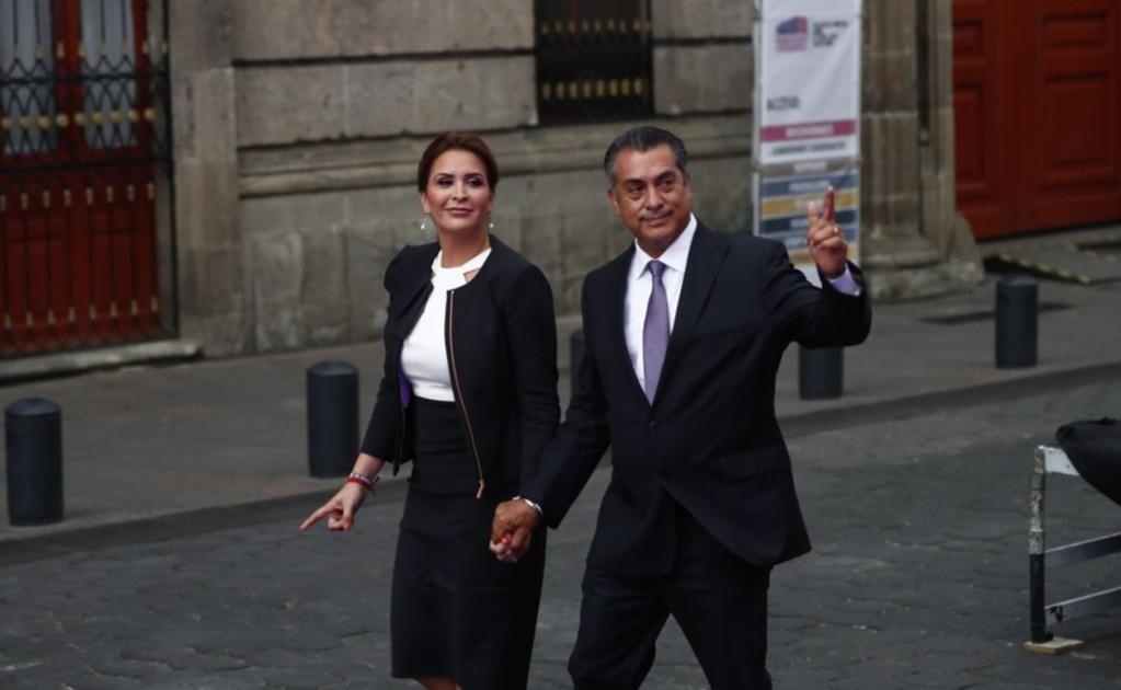 Jaime Rodríguez, “El Bronco”, candidato independiente a la Presidencia de la República, llega acompañado de su esposa. Foto Ariel Ojeda